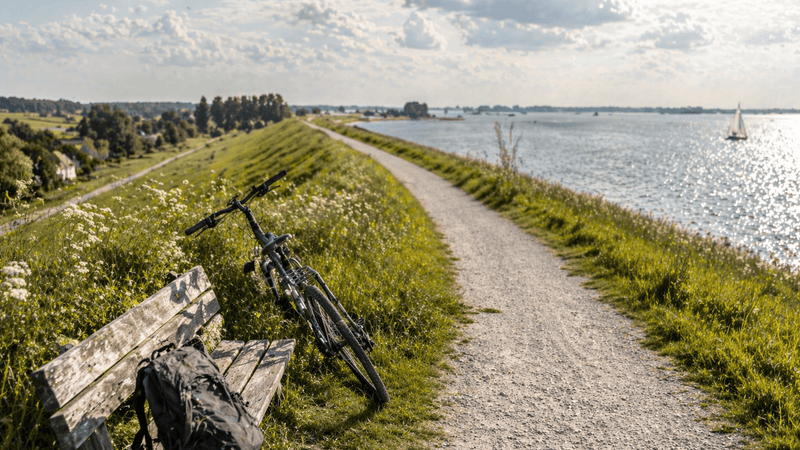 De mooiste dijkroutes in Nederland: wandelen en fietsen op de dijk